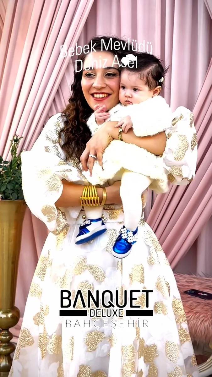 Pembe perde önünde bebeğiyle çekilmiş aile daveti fotoğrafı