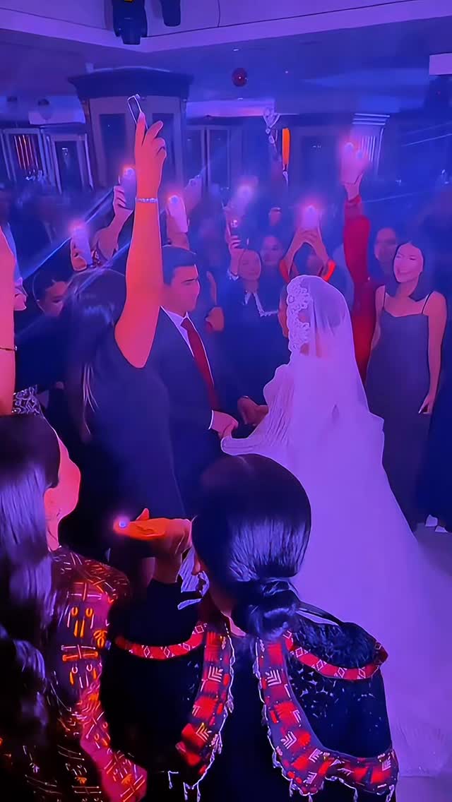 Gelinlikli çiftin davetliler arasında düğün dansı