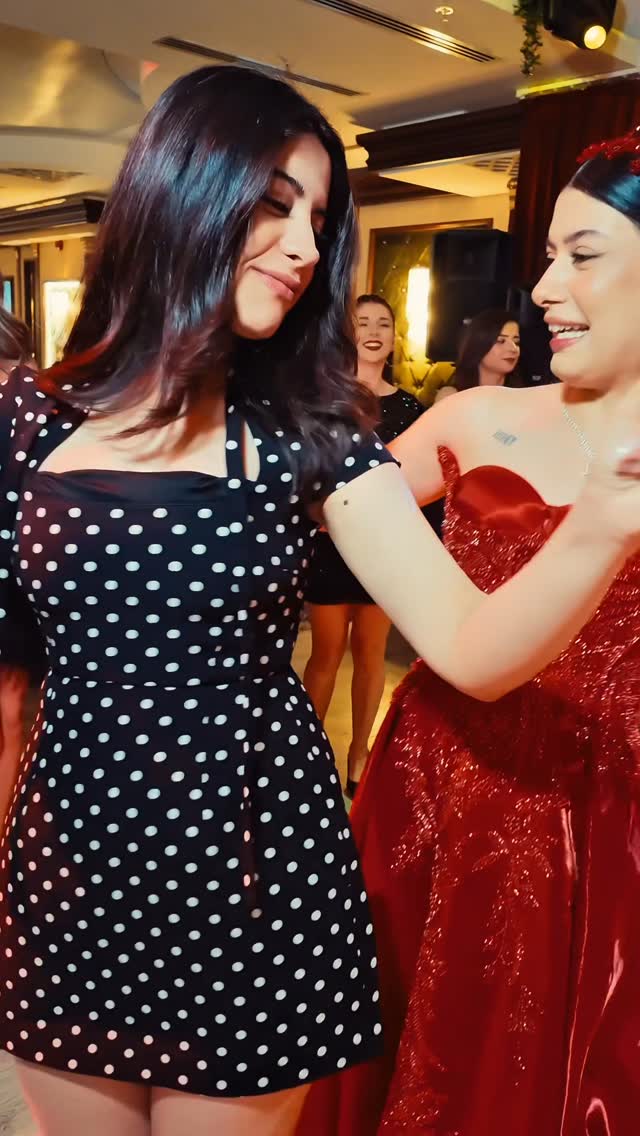 Kına gecesinde birlikte dans eden davetliler