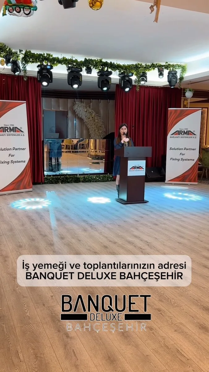 Kurumsal toplantıda kürsü ve sahne düzeni