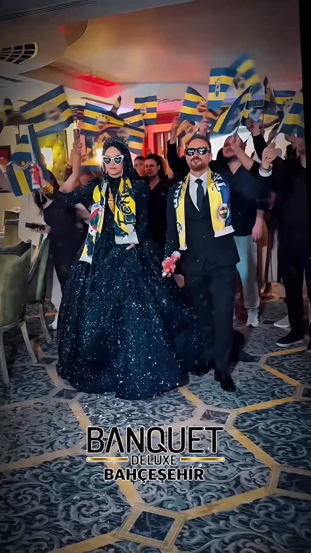 Davetlilerin bayrak ve atkılarla karşıladığı nişan çifti