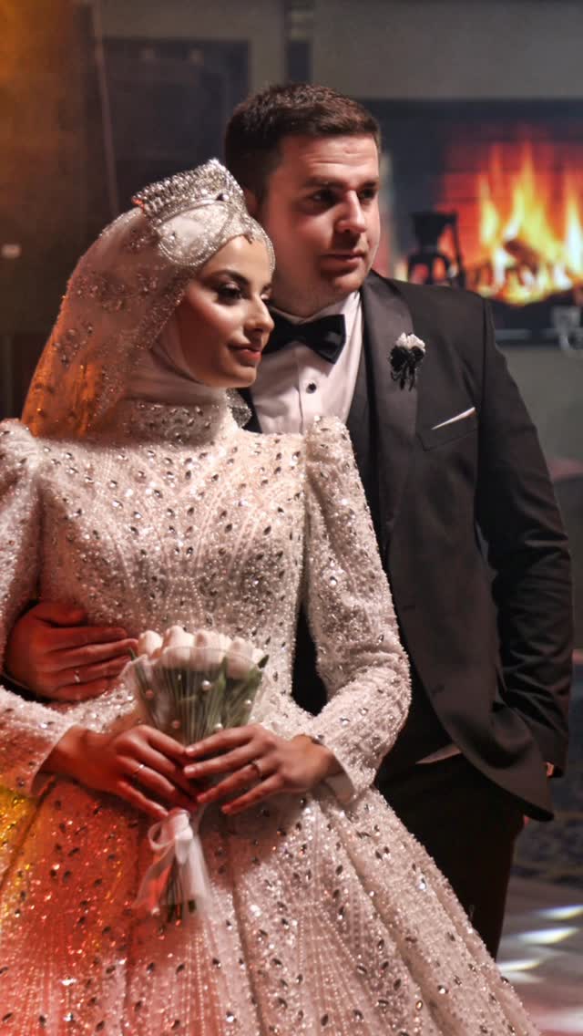 Banquet Deluxe’de düğün kıyafetleriyle poz veren çift