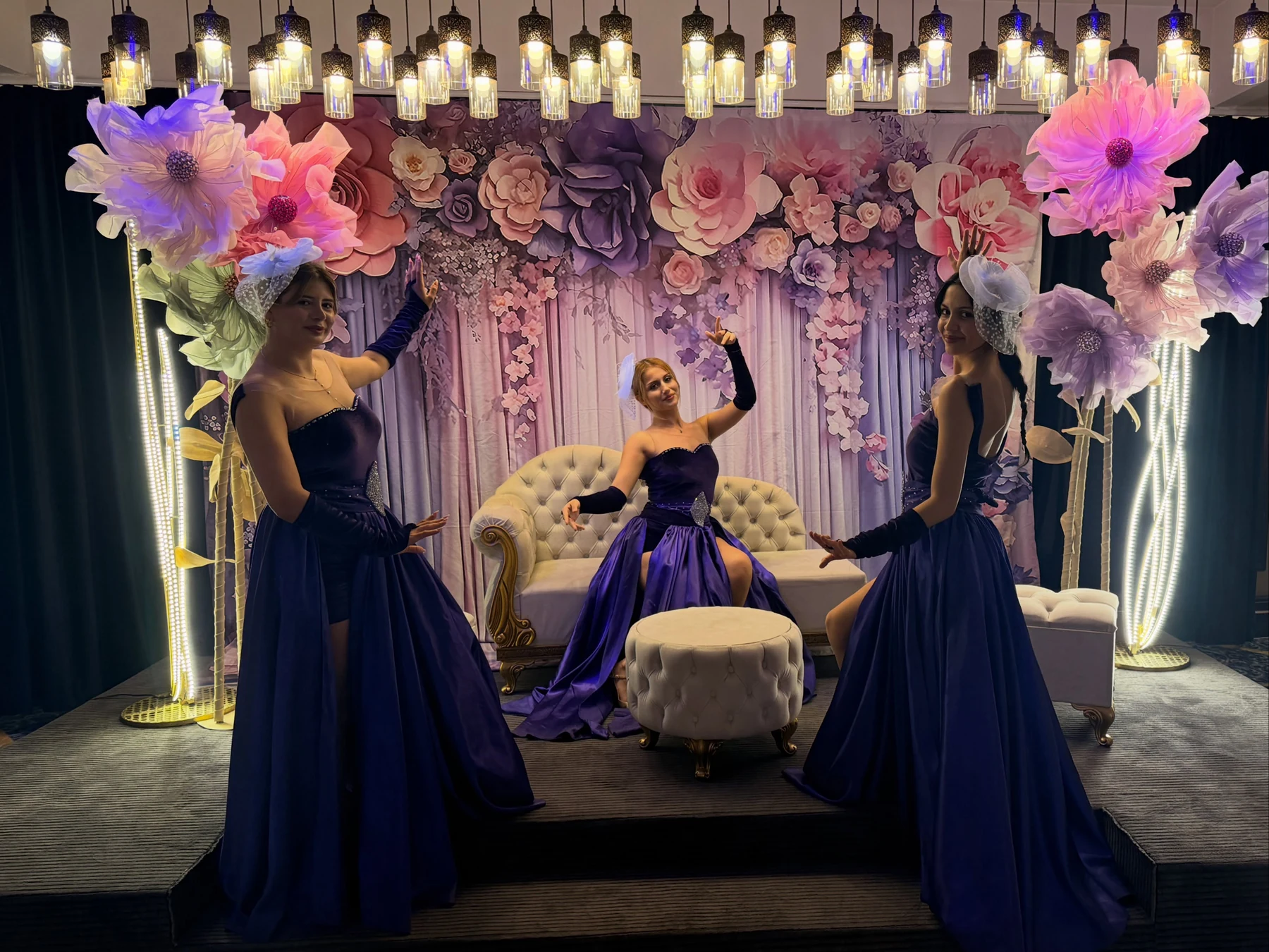 Banquet Deluxe’de çiçekli kına dekoru önünde çekilmiş grup fotoğrafı